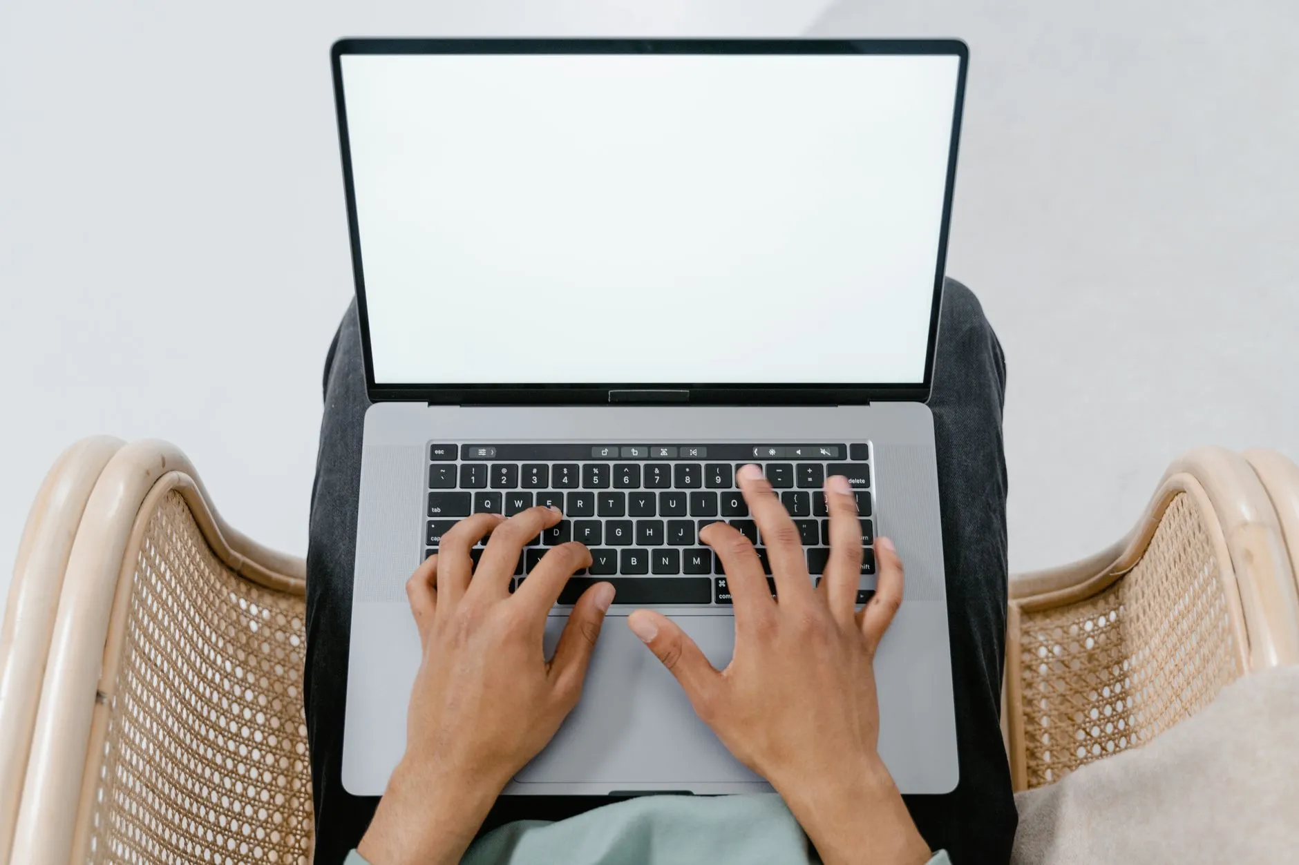 Utilisation d'un clavier braille pour naviguer sur un site web conforme aux normes d'accessibilité