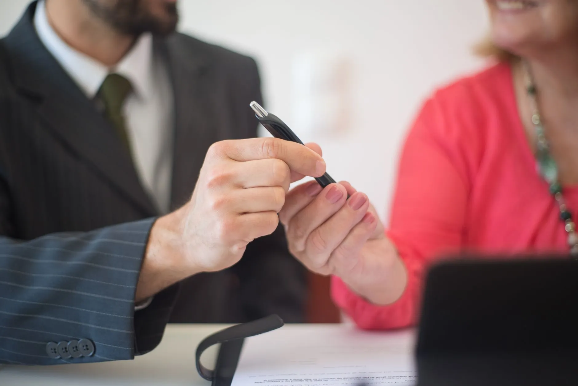 Réunion de cadrage entre un client et une agence web avant la signature du contrat