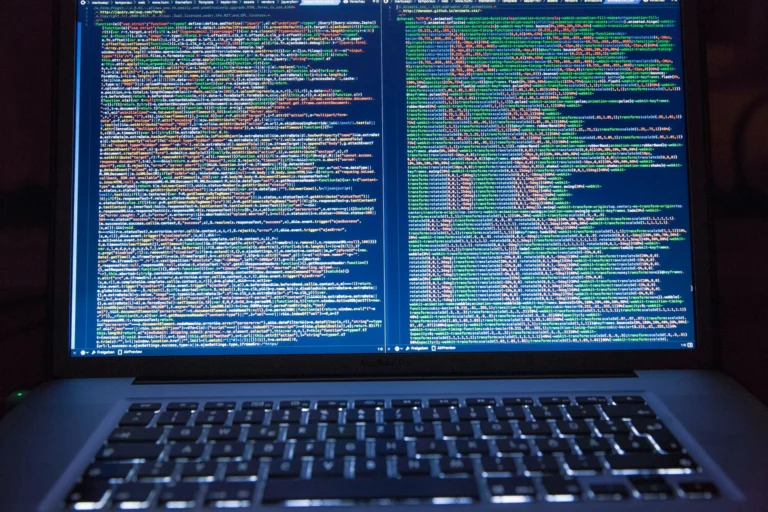 Qui possède le code et le nom de domaine de votre site ?