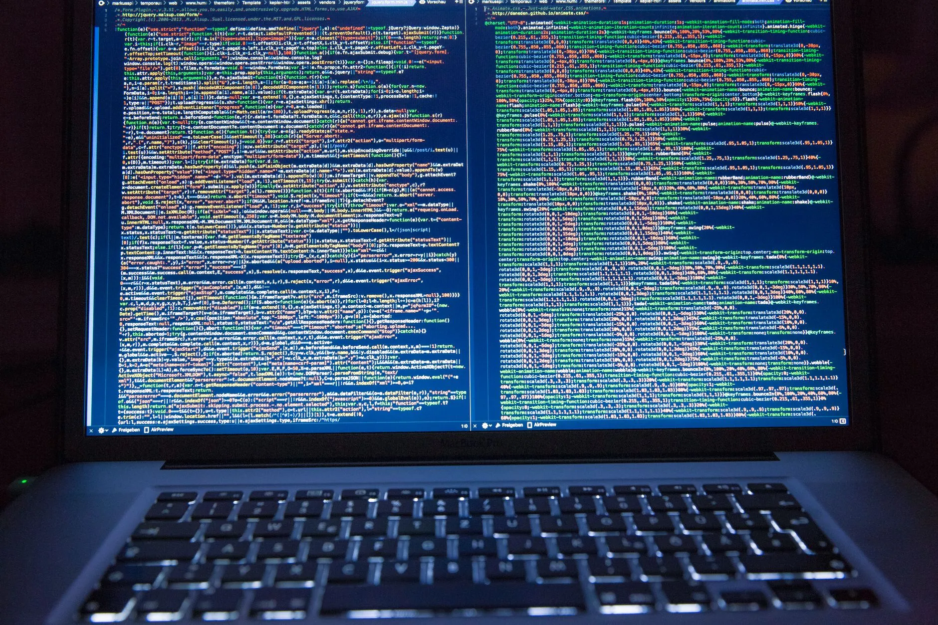 Contrat de cession et code source affiché sur un écran : deux éléments à vérifier pour tout propriétaire de site web
